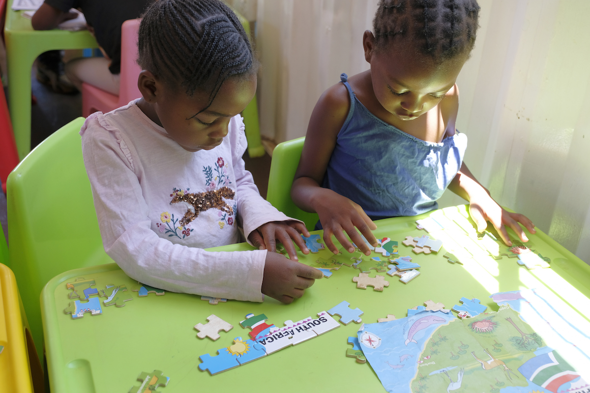pre school children completing a puzzle at the winnie mabaso foundation